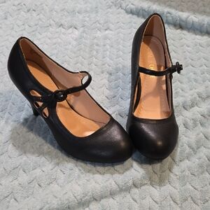 NWOT Classic Black Mary Jane Heels